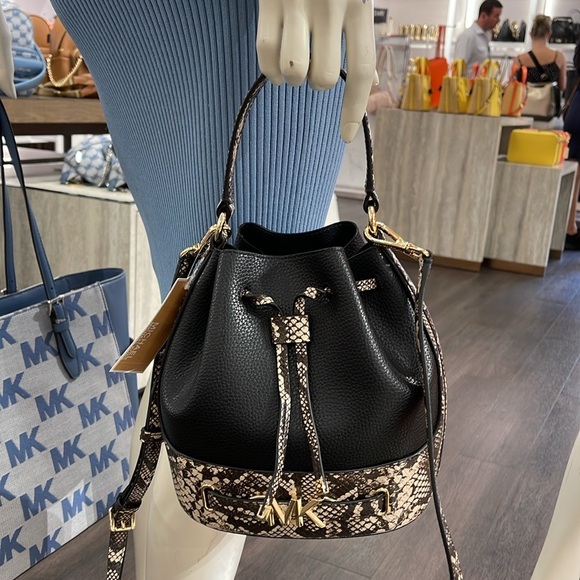 MICHAEL KORS 
Reed Md Pebbled Leather Belted Bucket Messenger Satchel Crossbody - Picture 5 of 16